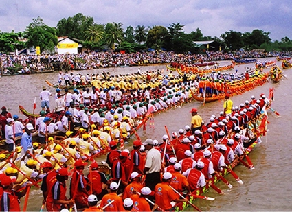 ពិធីអុំទូកងររបស់ជនរួមជាតិខ្មែរ នៅខេត្ត Soc Trangភាគខាងត្បូងវៀតណាម។